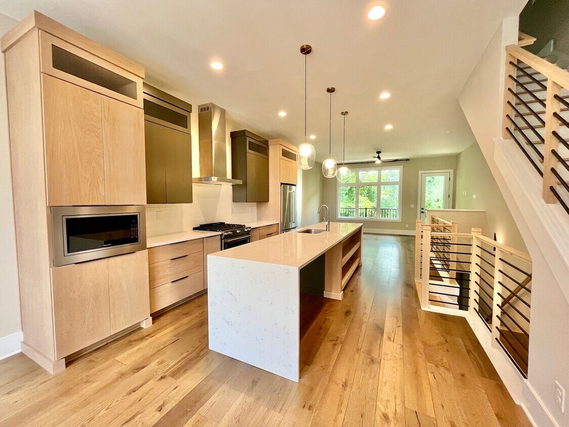 Primary Photo - LUXURY Rooftop Terrace Townhome