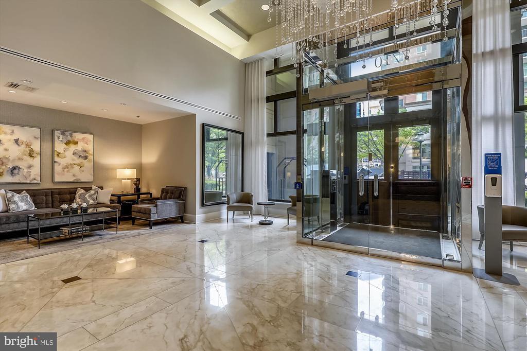 Foto principal - 7710 Woodmont Ave