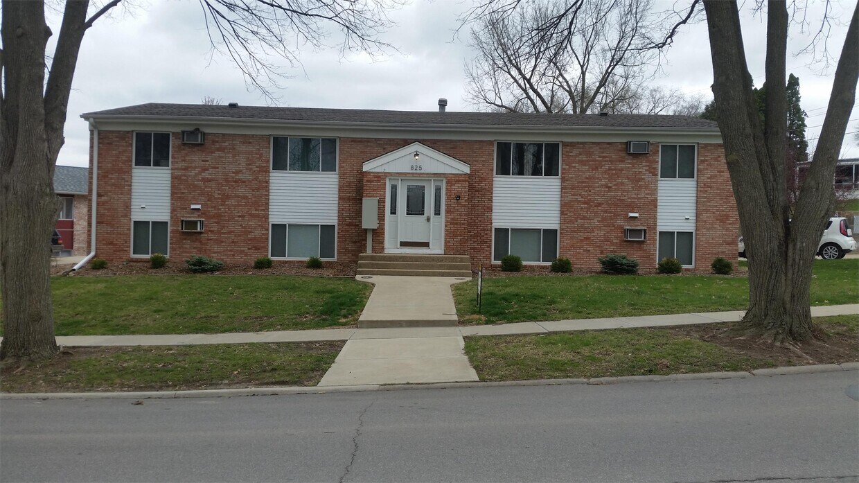 Primary Photo - 825 Oakcrest St