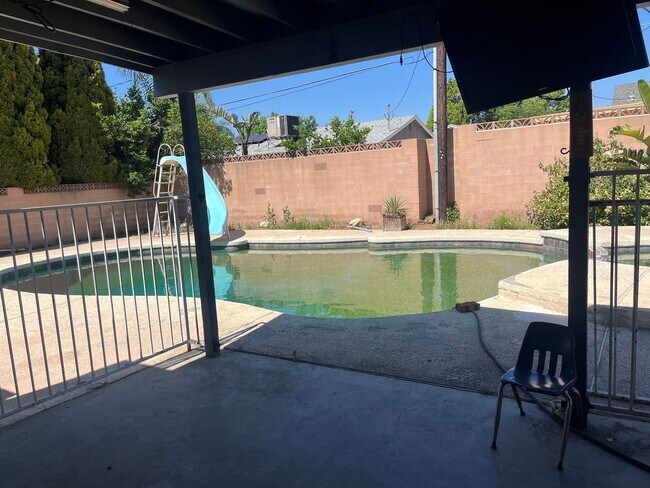 Building Photo - Large 3 Bed. 2 Bath with Pool