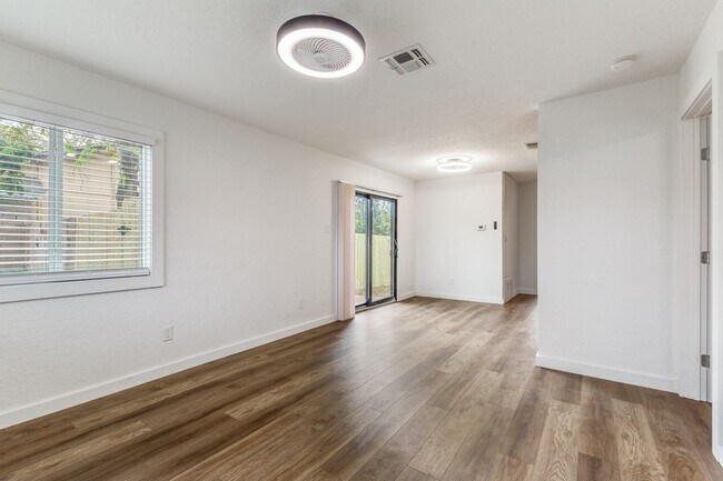 Foto del edificio - Charming 3-bedroom duplex nestled in the heart of the Great Northwest