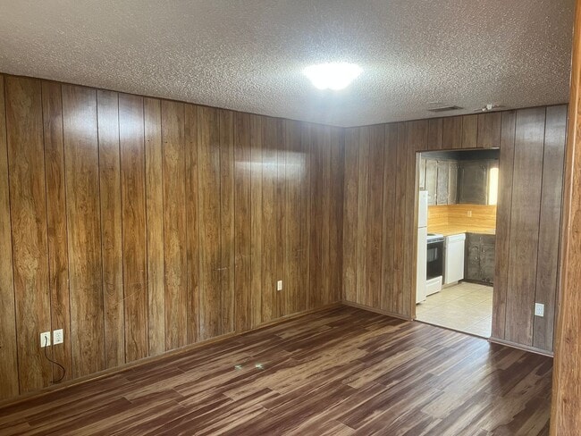 Building Photo - 3 Bed 1 Bath Duplex