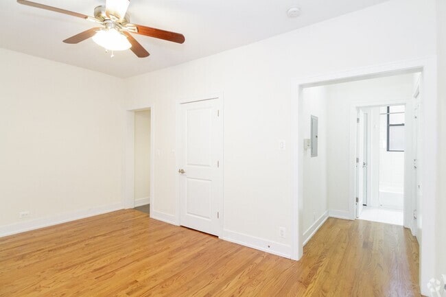 Building Photo - 2862 N Clark St