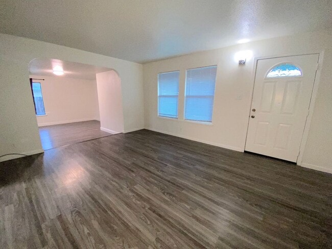 Building Photo - Lovely 3 Bedroom, 2 Bath House - Washer/Dryer, Dishwasher, Long Driveway, Fenced Backyard