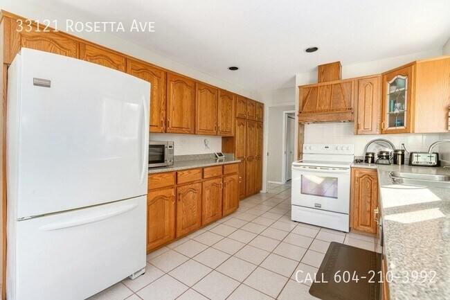 Building Photo - House on Acreage