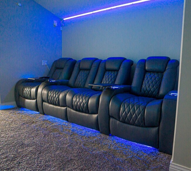 Foto del edificio - FULLY FURNISHED LAKE HOME