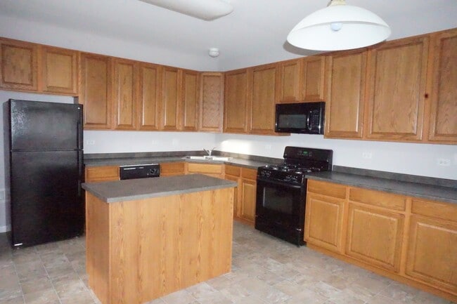 Building Photo - Rare find-3 Bedroom spacious corner unit with Den, 2.5 baths and 2 car garage