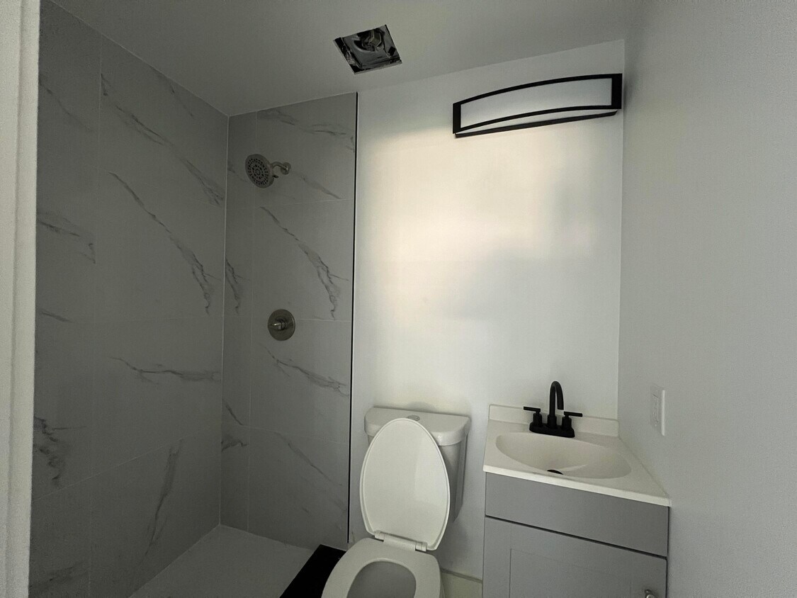 Foto principal - 828 S B St