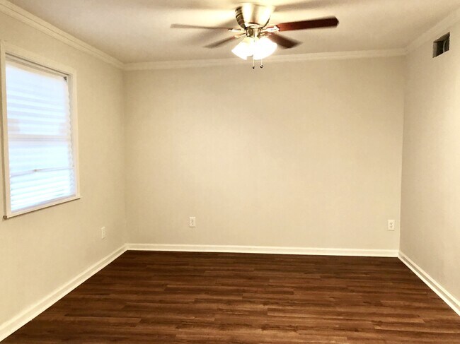 Foto del edificio - 3br/2ba cottage by LSU with all new appl, 2nd house from River Road