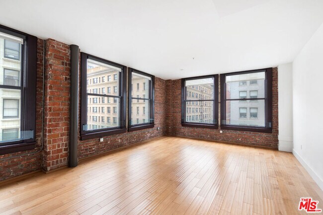 Building Photo - 460 S Spring St