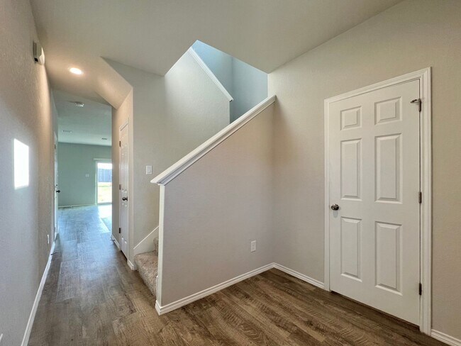 Building Photo - 8310 Pinnacle Way