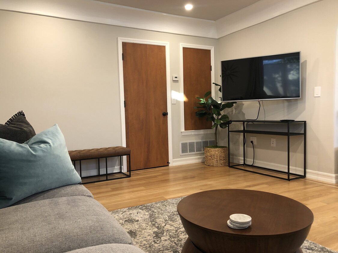Living room - 666 California Ave