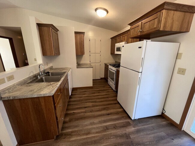 Building Photo - Nice Recently Renovated 3-Bedroom, 2-Bath ...
