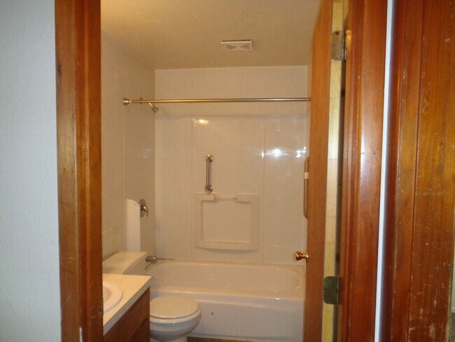 Foto del edificio - Large Two Bedroom Conveniently located Amenities!
