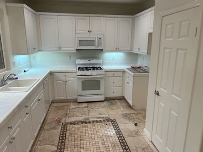 Foto del edificio - 4BD/2.5BATH FAMILY HOME-$4100 PER MO.-NO PETS