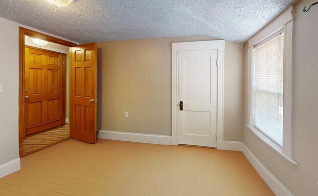 Foto del edificio - 16 Templeton Pkwy