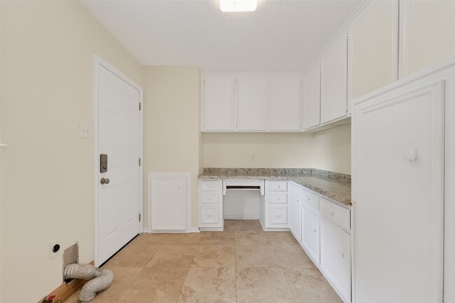 Foto del edificio - 16117 Singapore Ln