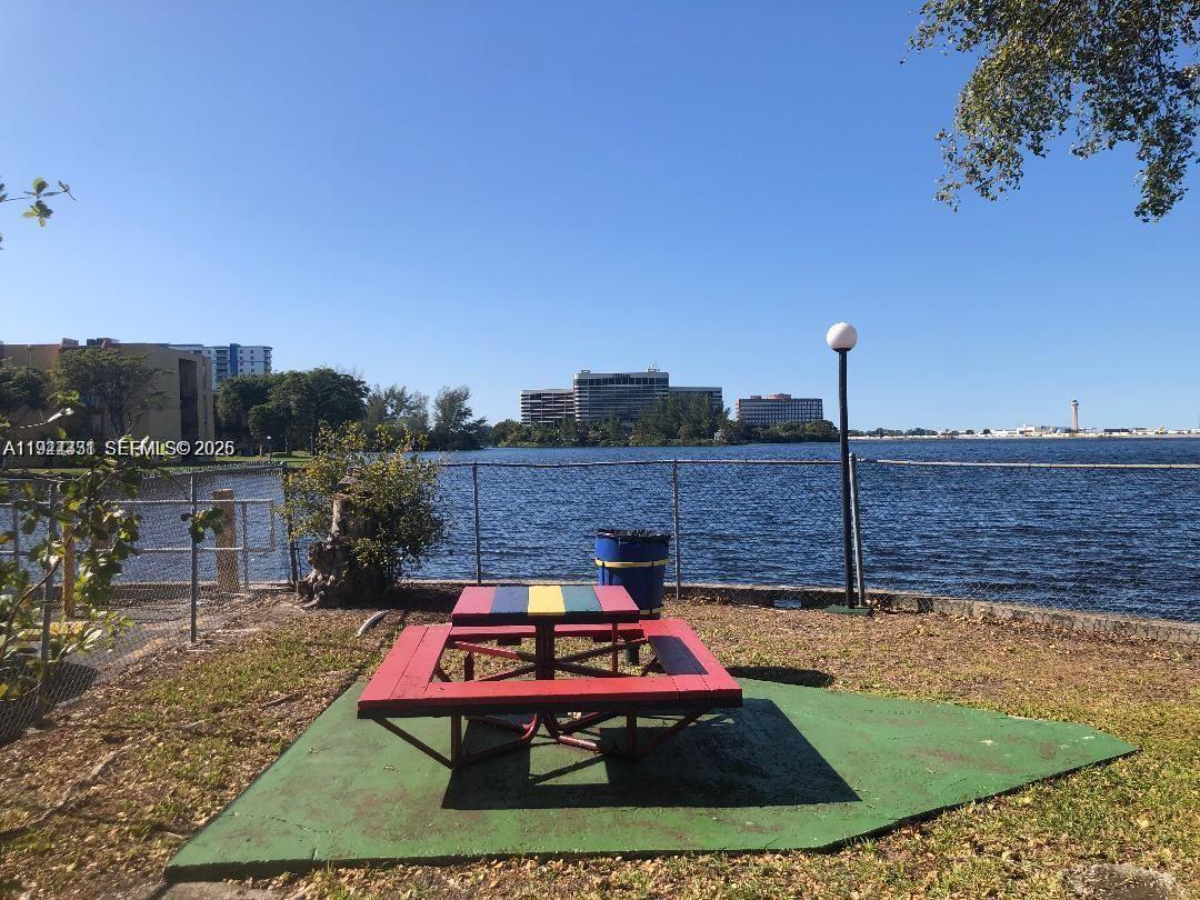 Foto del edificio - 4717 NW 7th St