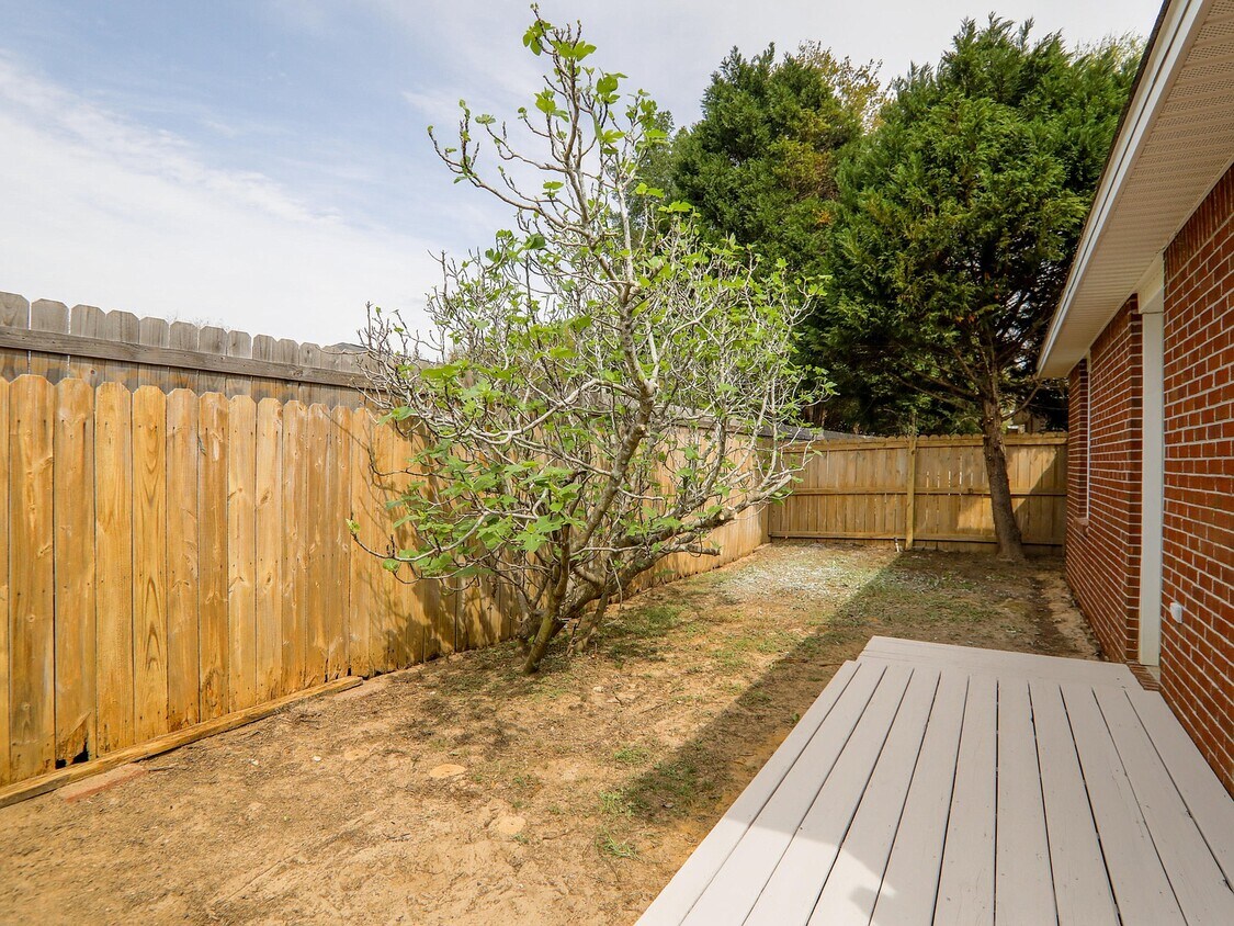 comfortable private back yard - 4553 Barrington Ln