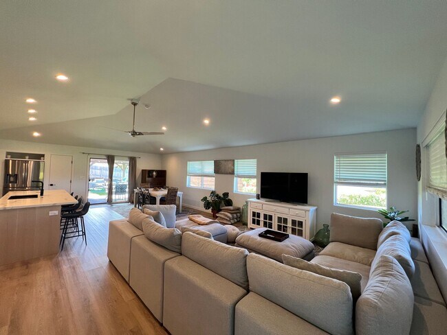 Foto del edificio - 3 Bedrooms ~ Fully Furnished with Ocean Views