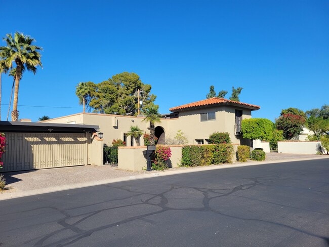 Photo - 1542 E Solano Dr House