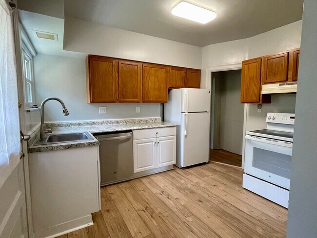 Building Photo - 1st Fl 2 Bed/1 Bath Wilkinsburg Unit