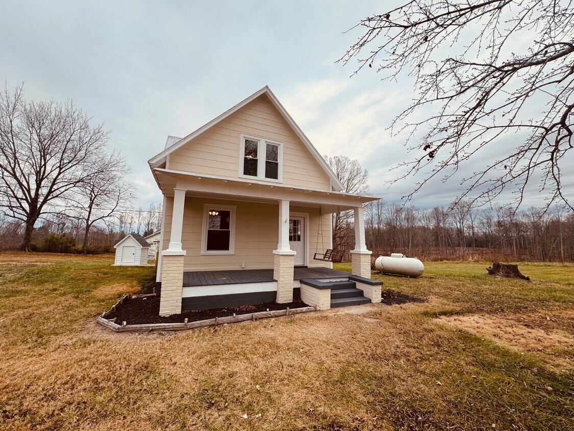 Primary Photo - Adorable Home/Country setting