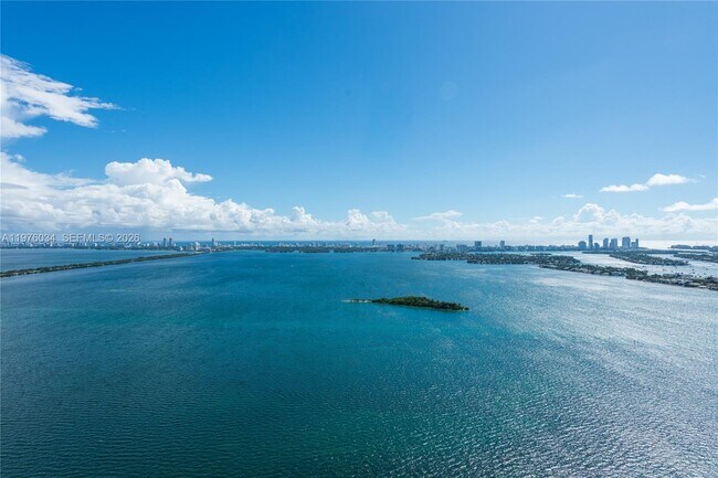 Foto del edificio - 700 NE 24th St