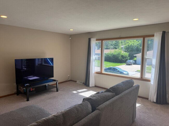 Foto del edificio - Raised Ranch Near Offutt AFB with Finished Basement & Oversized Garage