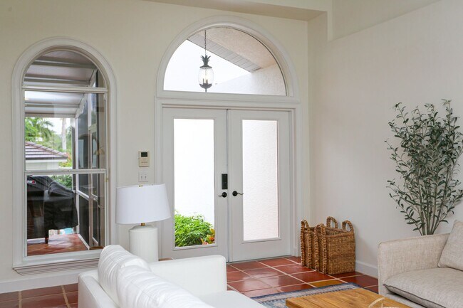 Building Photo - ***OLD NAPLES ***NEW PICTURES TO COME***FU...