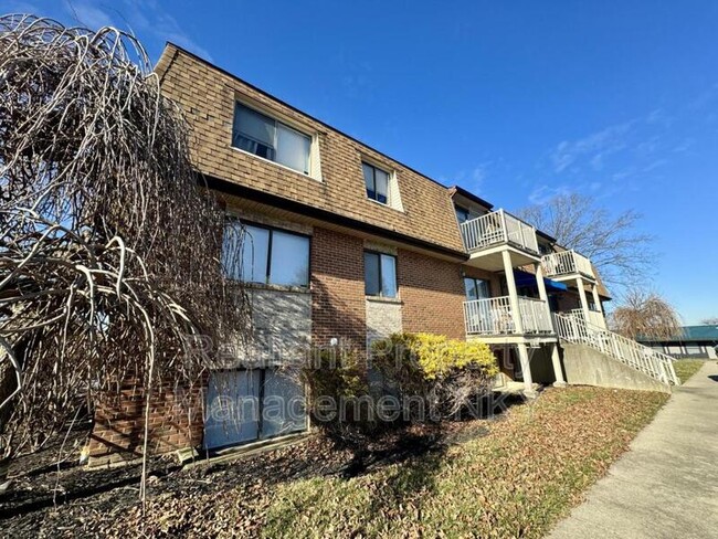Building Photo - 902 Amhurst Dr
