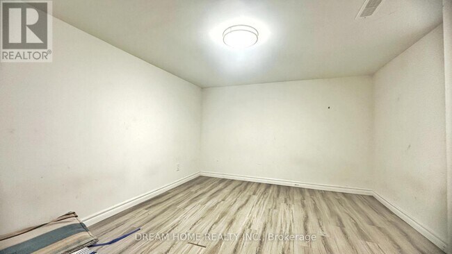 Photo du bâtiment - 1018 Kennedy Rd