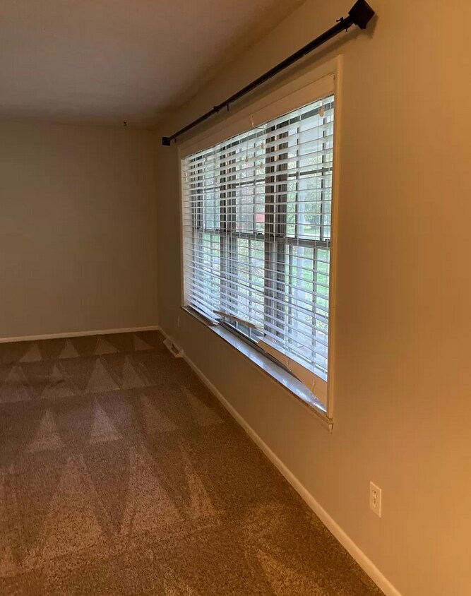 Building Photo - 10575 Greentree Dr