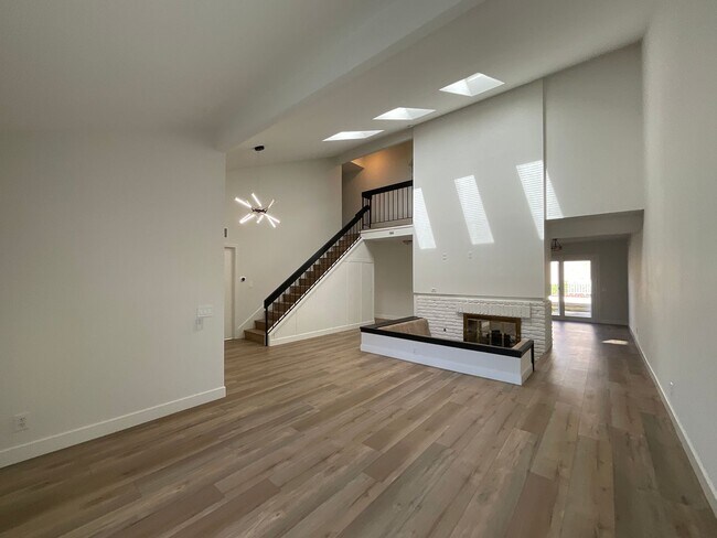 Foto del edificio - 4 Bedroom 3 Bath 2 Story Home With Family ...