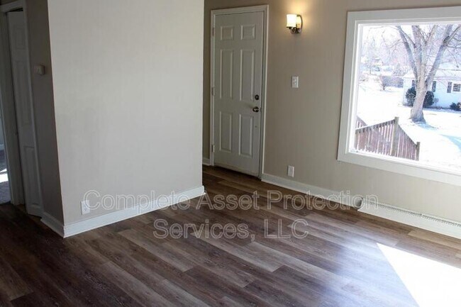 Building Photo - 230 E Washington Ave