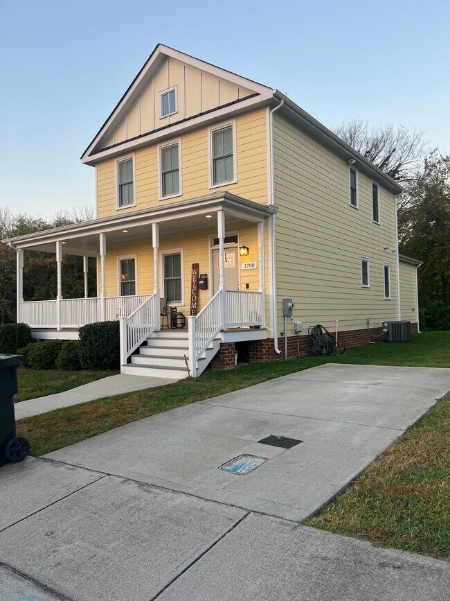 Building Photo - 1700 Rose Ave