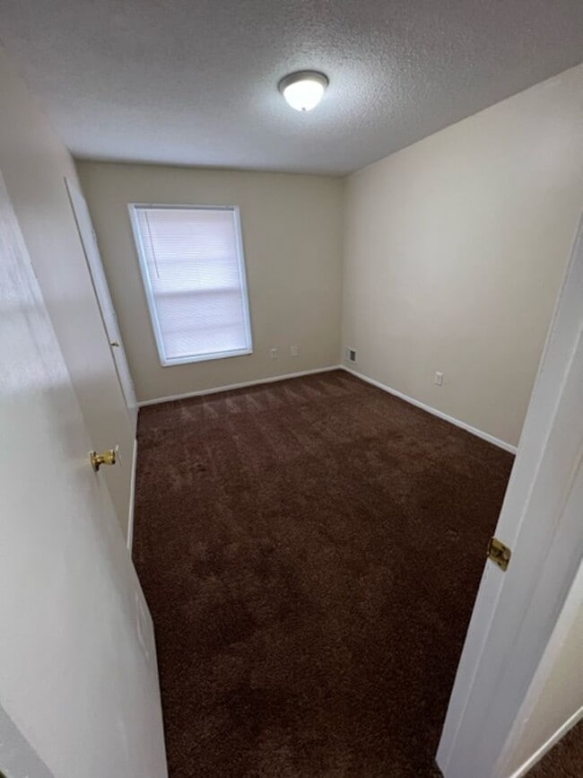 Building Photo - Remodeled Three Bedroom Duplex South Side ...