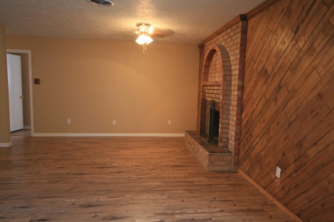 Building Photo - Newly Re-Modeled 3 Bedroom 2 Bath Home nea...