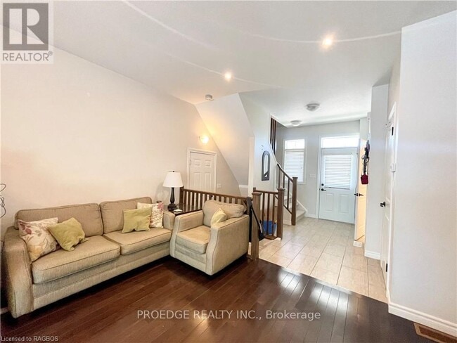 Building Photo - 935 Goderich St