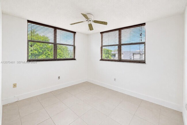 Foto del edificio - 9101 Lime Bay Blvd