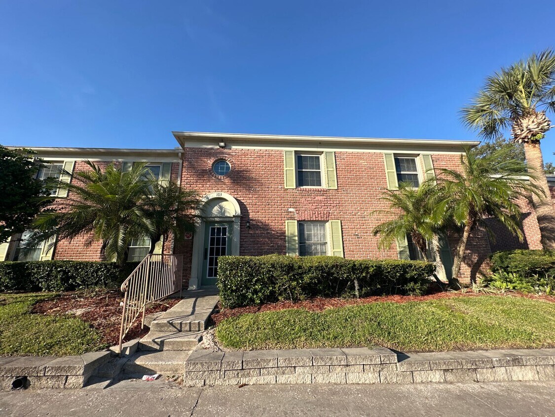 BEAUTIFUL 2 Bedroom / 2 Bathroom Condo in House Rental in