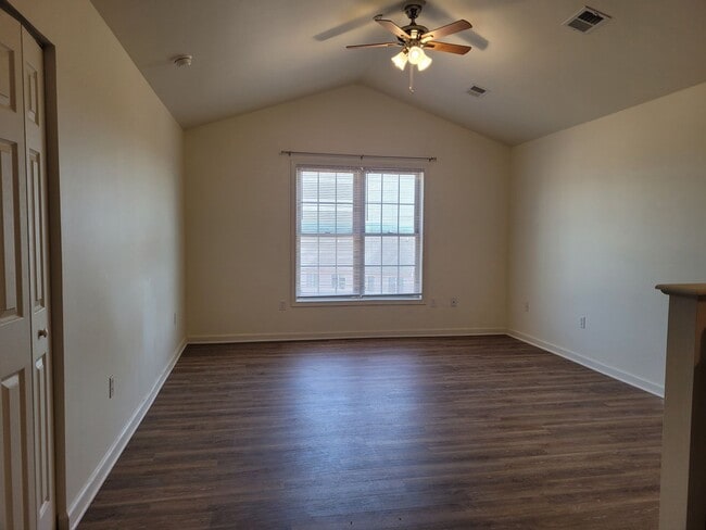 Building Photo - 670 Bassett Dr