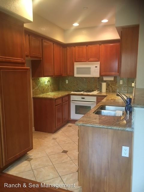 Building Photo - 3 br, 2.5 bath House - 6469 Terraza Portico