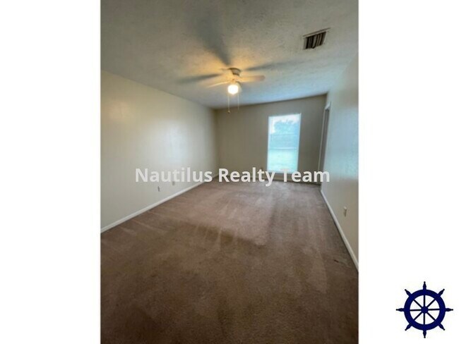 Foto del edificio - 6716 Lake Dr