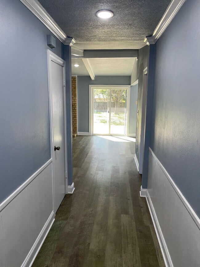 Foto del edificio - 229 Travis Ln