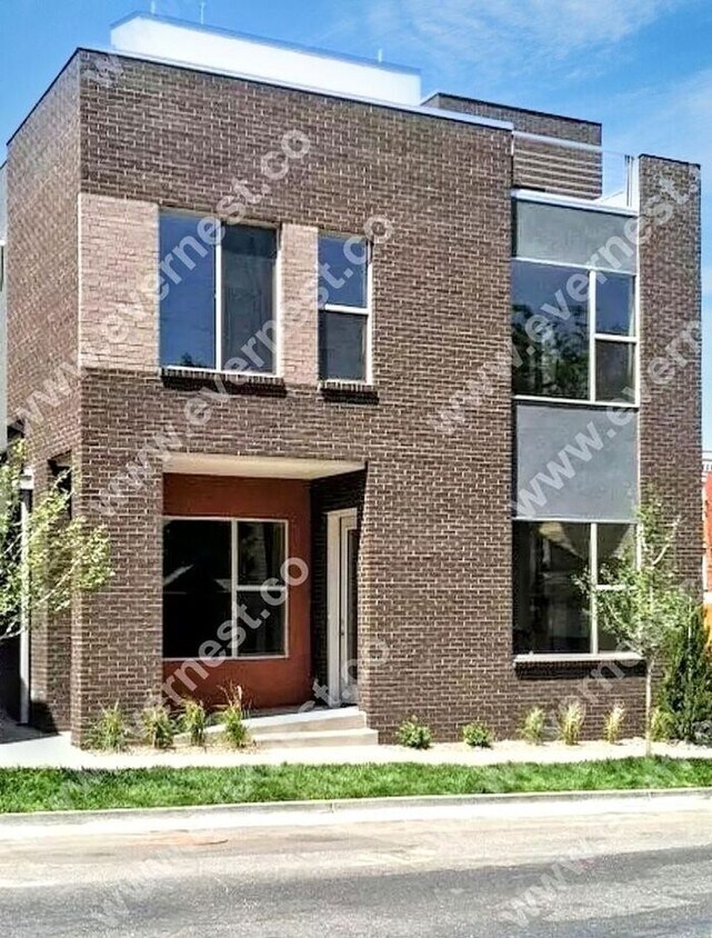 Foto principal - Modern 3-Bedroom Townhome in a Great Locat...