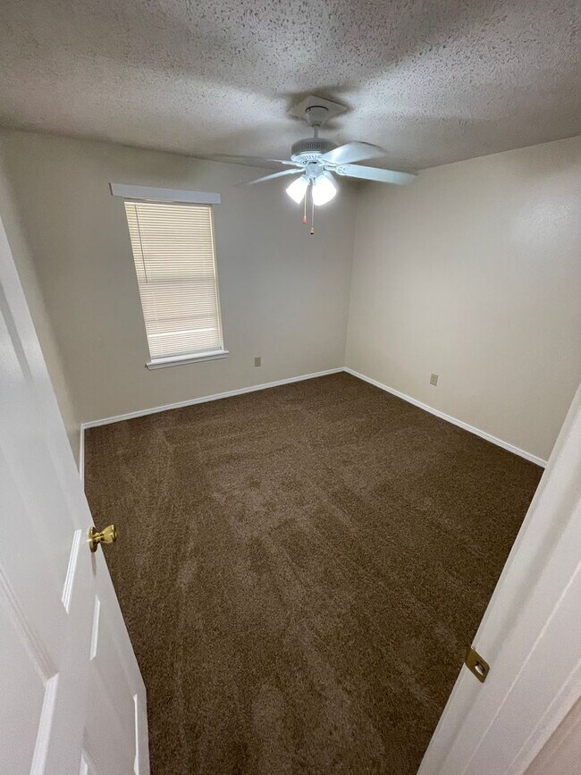 Foto del edificio - 2344 Elm Park Dr