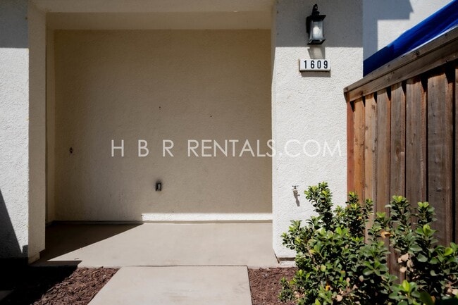 Building Photo - 1609 Marina Dr
