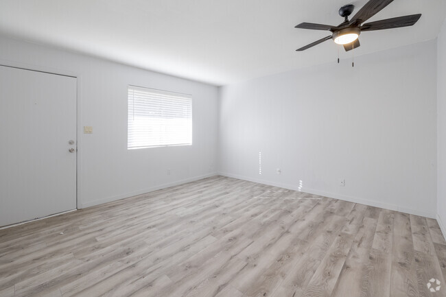 Interior Photo - 2516 W Augusta Ave