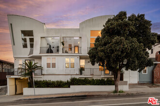 Building Photo - 502 Rosecrans Ave